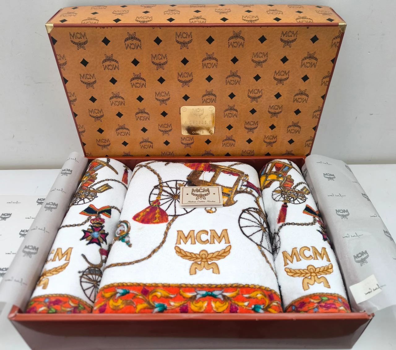 Lot de trois serviettes de toilette MCM